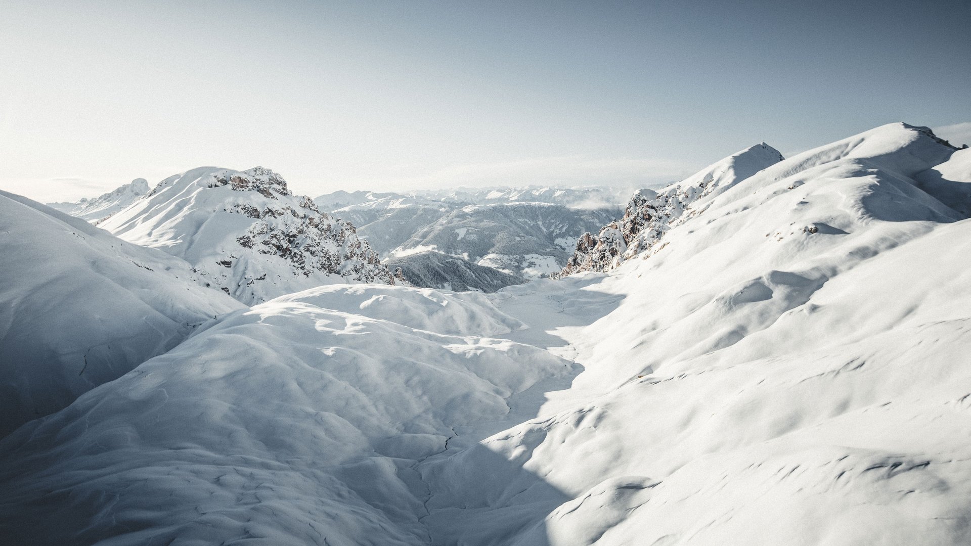Il nostro programma invernale Paesaggio montano innevato sotto cielo sereno