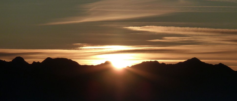 Ultime novità e storie da Valdaora Tramonto dietro la silhouette della montagna con nuvole nel cielo
