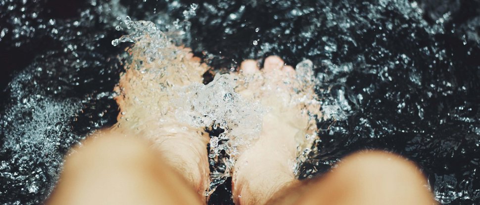 Ultime novità e storie da Valdaora Piedi immersi in acqua che schizza