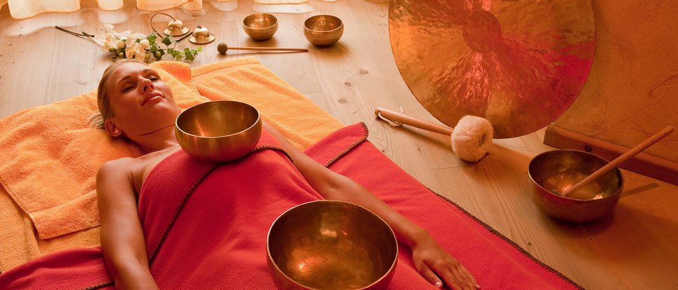Ultime novità e storie da Valdaora Donna rilassata durante una terapia con ciotole sonore in stanza tranquilla