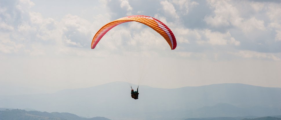 Ultime novità e storie da Valdaora Un parapendio sopra colline sotto un cielo nuvoloso