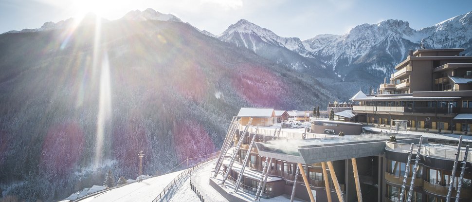 Ultime novità e storie da Valdaora Hotel di montagna innevato e soleggiato nelle Alpi con vista sulle cime