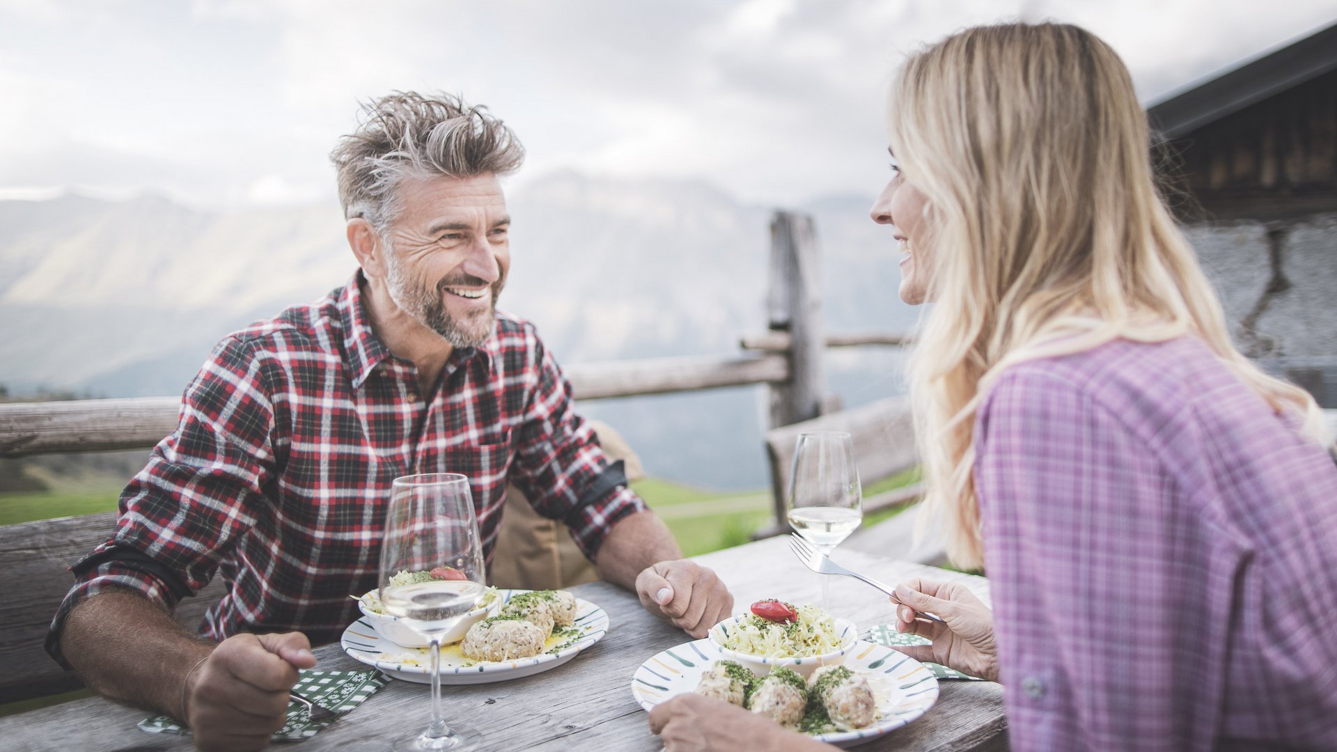 Escursioni a Plan de Corones: uniche Coppia che gode di un pasto e vino all'aperto con vista sulle montagne