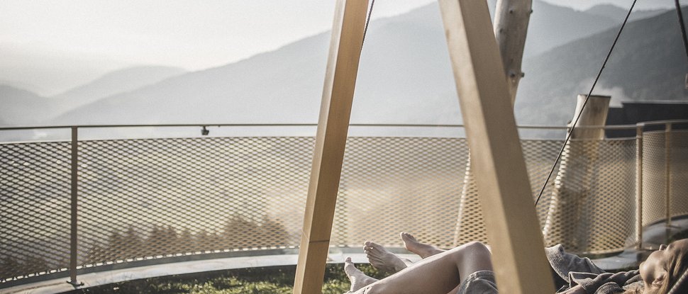 Ultime novità e storie da Valdaora Persona rilassata su un'amaca con vista sulle montagne al tramonto