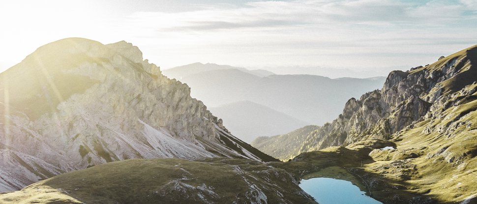 Ultime novità e storie da Valdaora Alba sopra paesaggio montano con lago limpido al centro