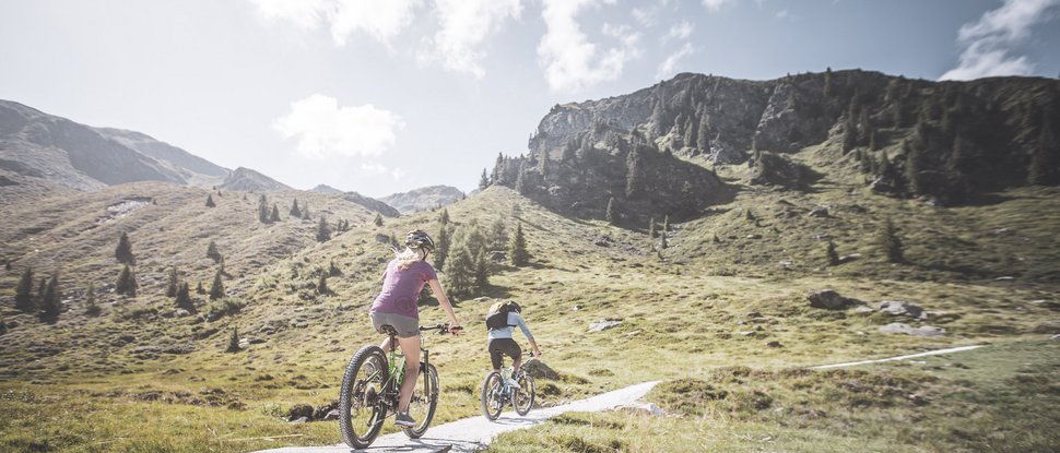 Ultime novità e storie da Valdaora Due ciclisti in mountain bike percorrono un sentiero di montagna al sole