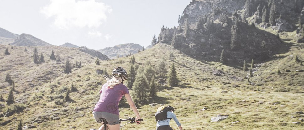Ultime novità e storie da Valdaora Due ciclisti in mountain bike percorrono un sentiero di montagna al sole