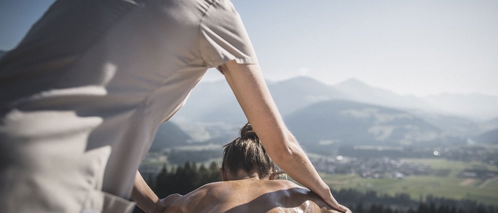Ultime novità e storie da Valdaora Persona che riceve un massaggio con paesaggio montano sullo sfondo