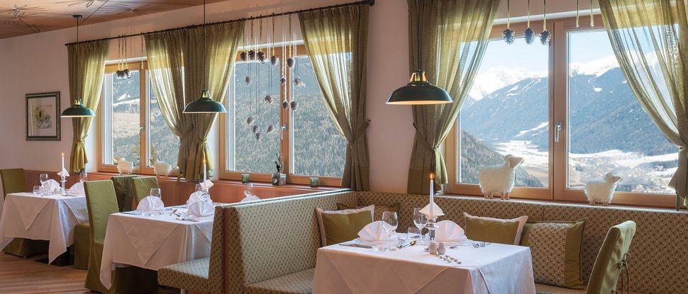 Ultime novità e storie da Valdaora Ristorante accogliente con vista sulle montagne alpine e soffitto decorato