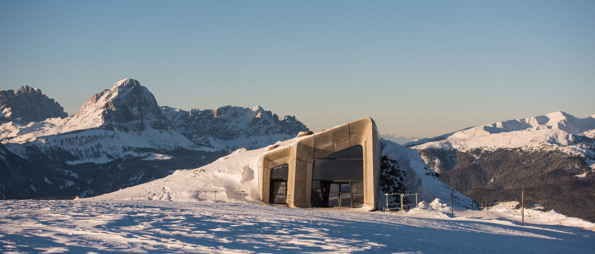 Il vostro hotel al Plan de Corones a 5 stelle Edificio moderno innevato tra le montagne con cielo sereno