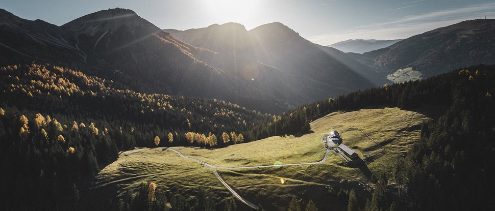 Ultime novità e storie da Valdaora Alba sopra pascolo montano con case e bosco nelle Alpi