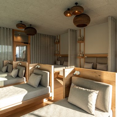 I nostri parchi, le vostre oasi di quiete Sala relax moderna con lettini comodi e decorazioni in legno alla luce naturale