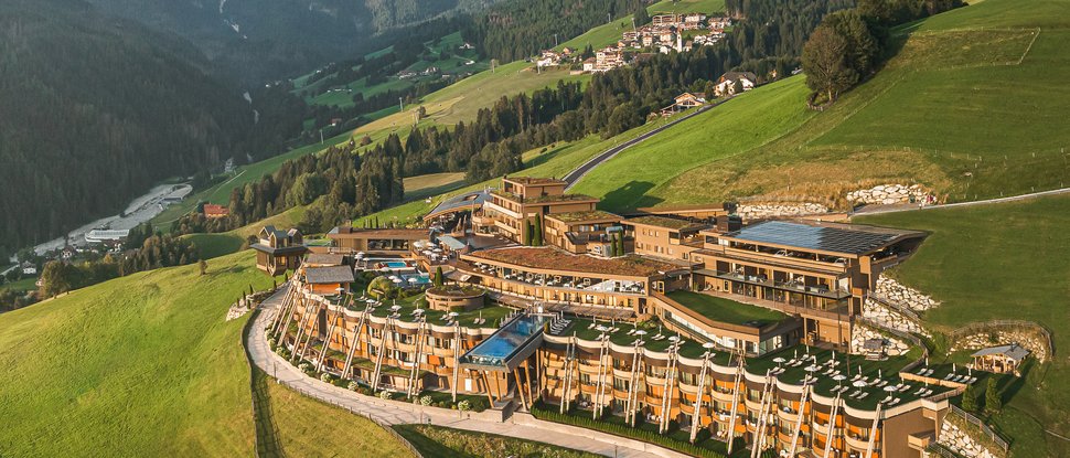 Ultime novità e storie da Valdaora Hotel di lusso sulle verdi montagne alpine con vista sulle vette