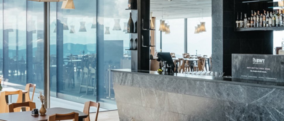 Ultime novità e storie da Valdaora Ristorante moderno con sedie in legno e ampie finestre con vista sulle montagne