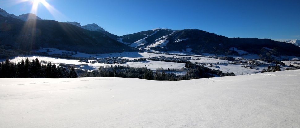 Ultime novità e storie da Valdaora Giornata invernale soleggiata con vallata e montagne innevate