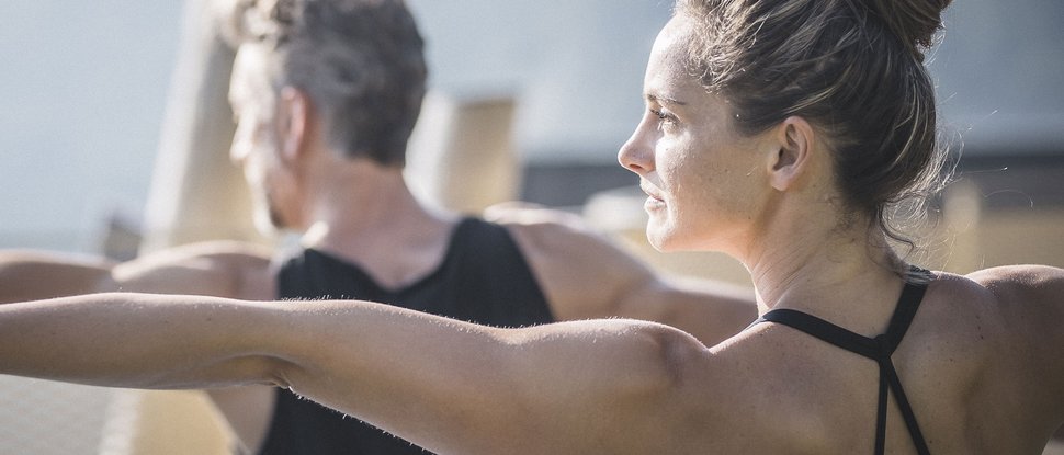 Ultime novità e storie da Valdaora Donna e uomo fanno esercizi di yoga con le braccia distese all'aperto