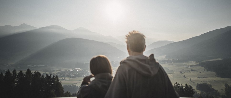 Ultime novità e storie da Valdaora Coppia guarda paesaggio montano nebbioso all'alba