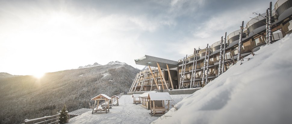 Ultime novità e storie da Valdaora Hotel moderno nella neve con vista sulle montagne al sorgere del sole