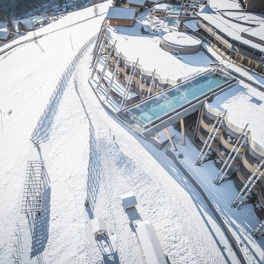 Le nostre saune in Val Pusteria vicino al Plan de Corones Struttura moderna con piscina esterna riscaldata su pendio innevato