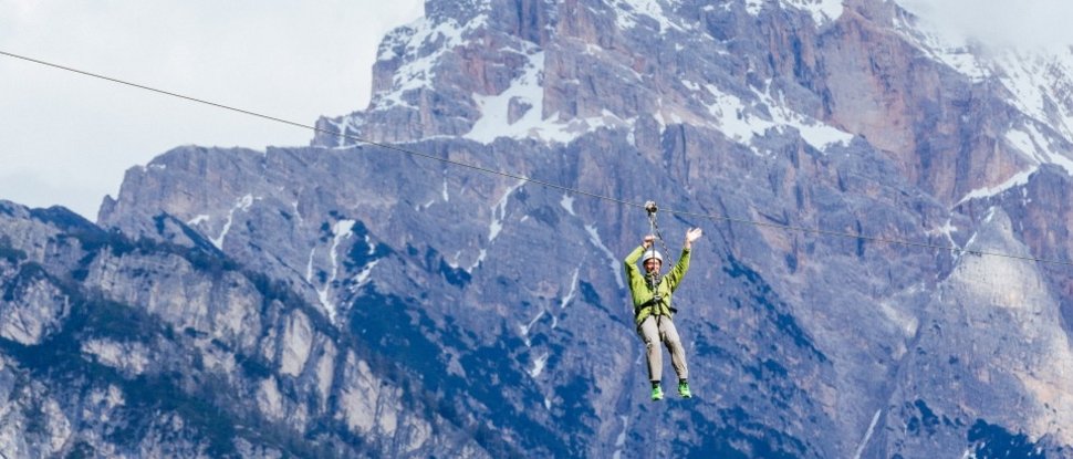 Ultime novità e storie da Valdaora Persona su teleferica davanti a montagne innevate