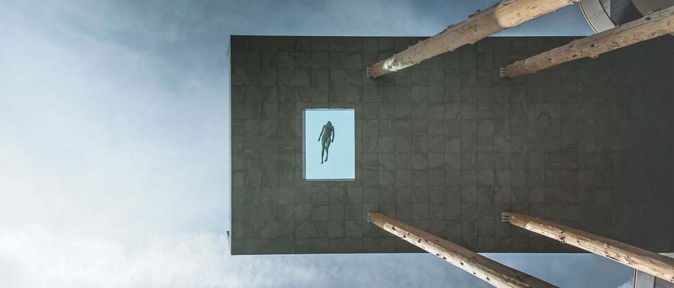 Ultime novità e storie da Valdaora Nuotatore nuota in una piscina di vetro su una piattaforma alta contro il cielo nuvoloso