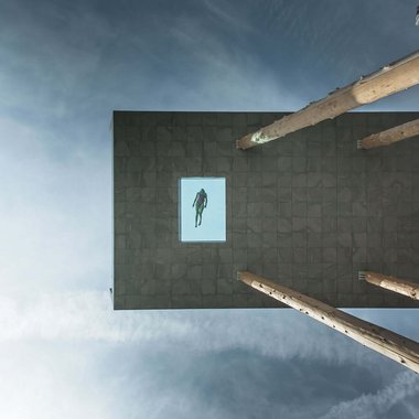 Il nostro programma estivo settimanale Nuotatore nuota in una piscina di vetro su una piattaforma alta contro il cielo nuvoloso