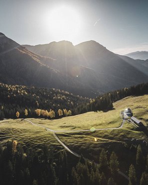 Escursioni sul Plan de Corones: uniche Luce solare su un prato verde in montagna con una piccola casa