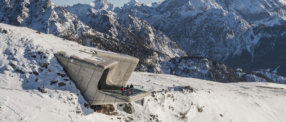 Ultime novità e storie da Valdaora Piattaforma panoramica moderna in montagna innevata con visitatori