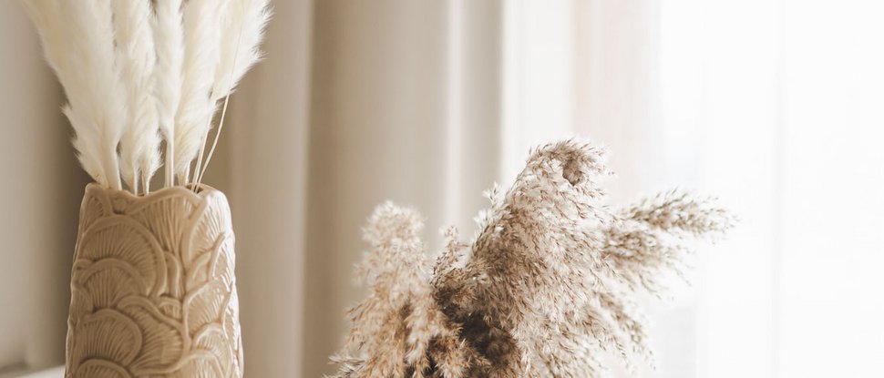 Il nostro attuale catalogo da scaricare Due vasi decorativi con erba pampas essiccata davanti a tende