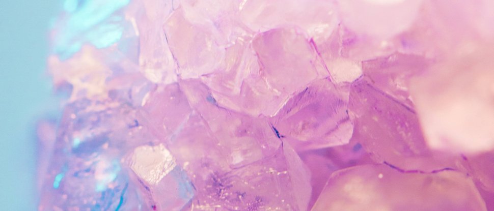 Ultime novità e storie da Valdaora Primo piano di cristalli rosa e viola con luce soffusa
