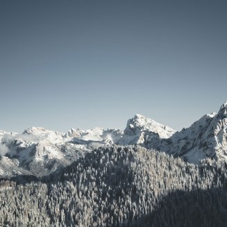 I nostri parchi, le vostre oasi di quiete Montagne innevate sotto un cielo limpido