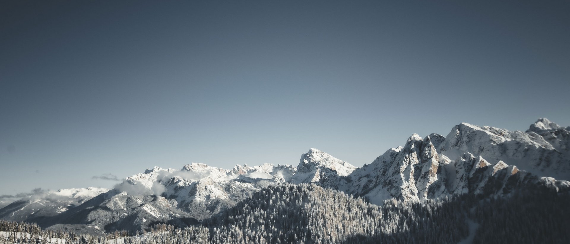 Hotel in Val Pusteria con spa per il vostro relax Montagne innevate sotto un cielo limpido