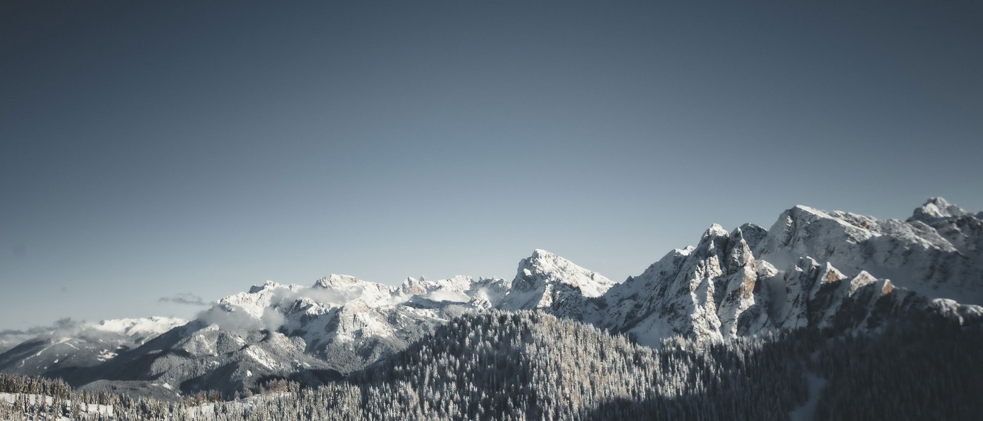 Il nostro hotel a Valdaora tra cielo e terra Montagne innevate sotto un cielo limpido