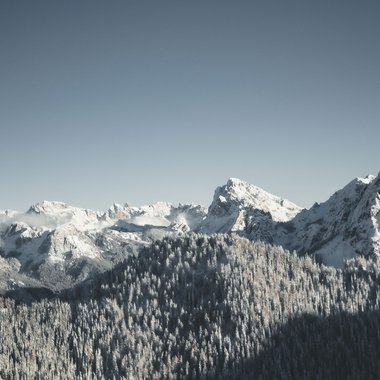 Escursioni invernali in Val Pusteria Montagne innevate sotto un cielo limpido