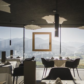Il nostro buono vacanza: l’Alto Adige in formato regalo Ristorante con vista panoramica sulle montagne e sulla valle alla luce del giorno