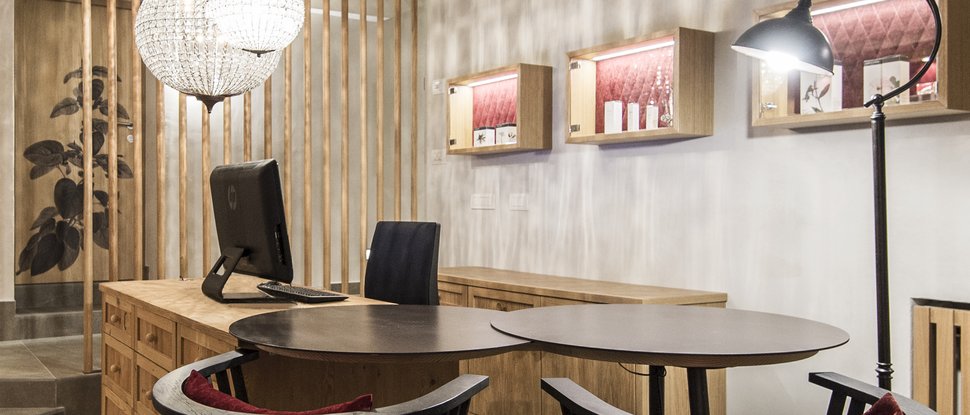 Ultime novità e storie da Valdaora Ufficio moderno con mobili in legno e illuminazione decorativa al soffitto