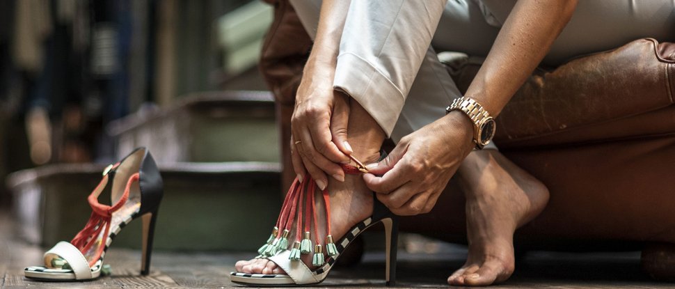 Ultime novità e storie da Valdaora Donna seduta che indossa eleganti scarpe con tacco alto