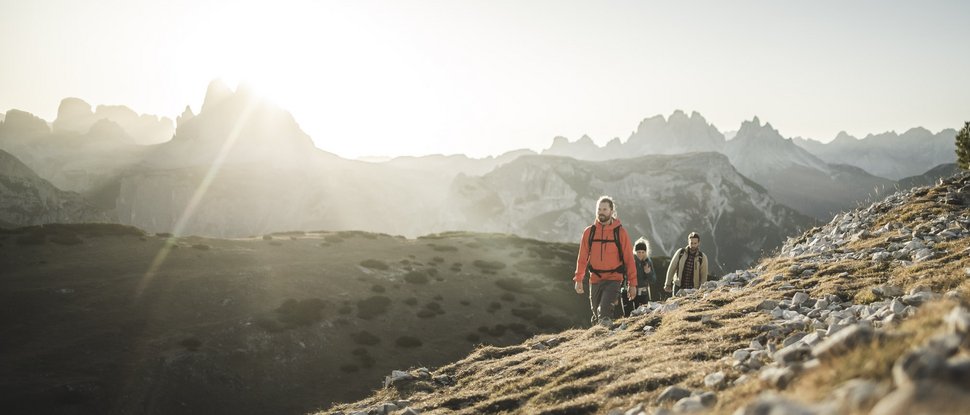 Ultime novità e storie da Valdaora Tre escursionisti salgono in montagna all'alba