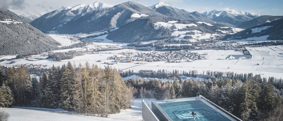 Ultime novità e storie da Valdaora Piscina con vista sulle montagne in inverno con paesaggio innevato