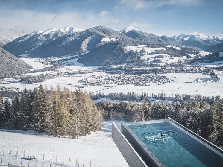 I nostri parchi, le vostre oasi di quiete Piscina con vista sulle montagne in inverno con paesaggio innevato