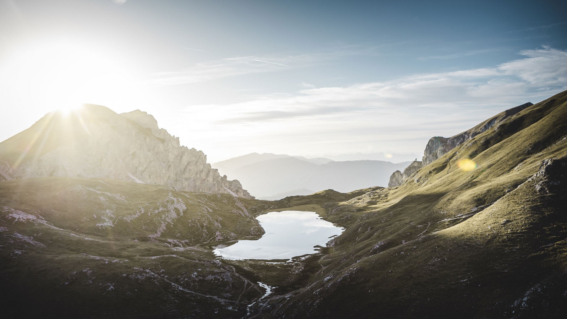 Solo la migliore qualità certificata Alba sopra un lago di montagna in una valle alpina