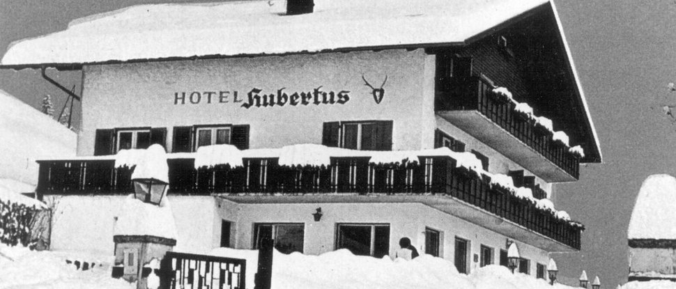 Ultime novità e storie da Valdaora Hotel Hubertus d'inverno con spesso strato di neve su tetto e dintorni
