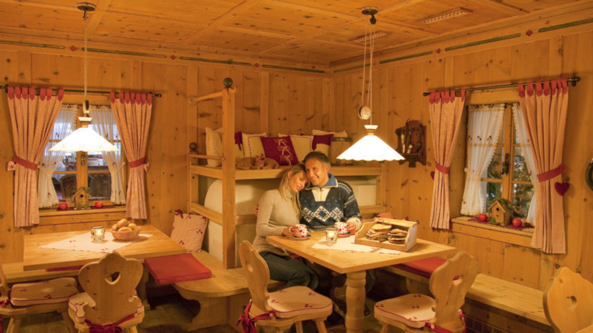 Il regno del gusto Coppia seduta in un accogliente chalet di legno che beve bevande calde