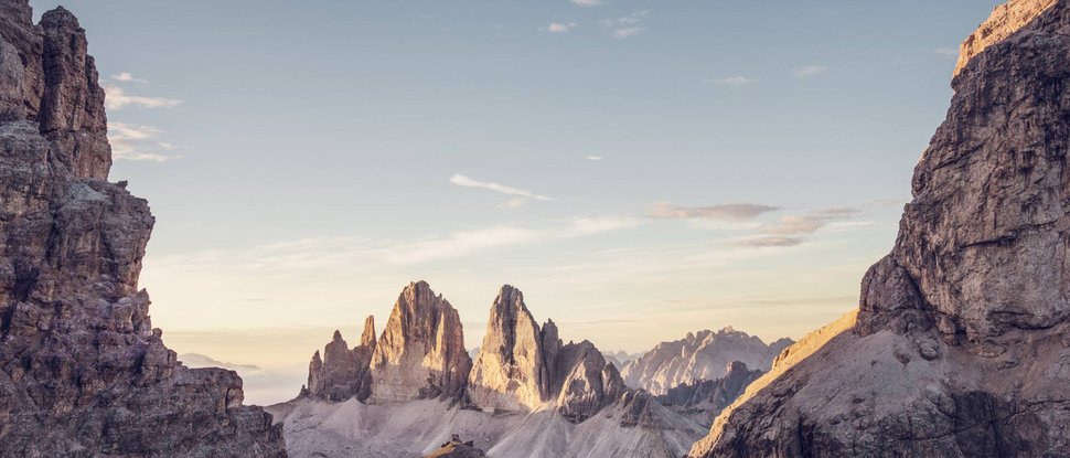 Ultime novità e storie da Valdaora Dolomiti con rocce aguzze al mattino sotto un cielo sereno