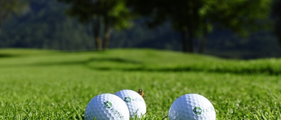 Ultime novità e storie da Valdaora Tre palline da golf sull'erba verde con alberi sullo sfondo