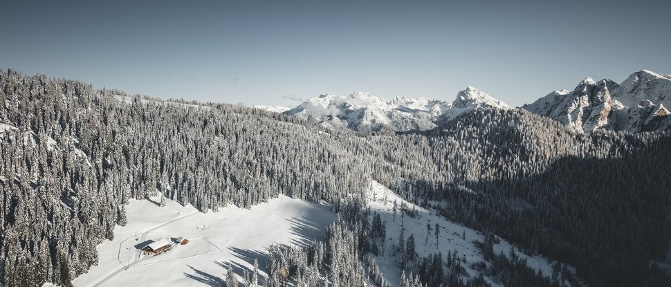 Ultime novità e storie da Valdaora Casetta di montagna innevata circondata da pini e montagne innevate