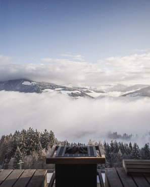 Hotel in Val Pusteria con spa per il vostro relax Vista da una sauna verso montagne innevate e nebbia