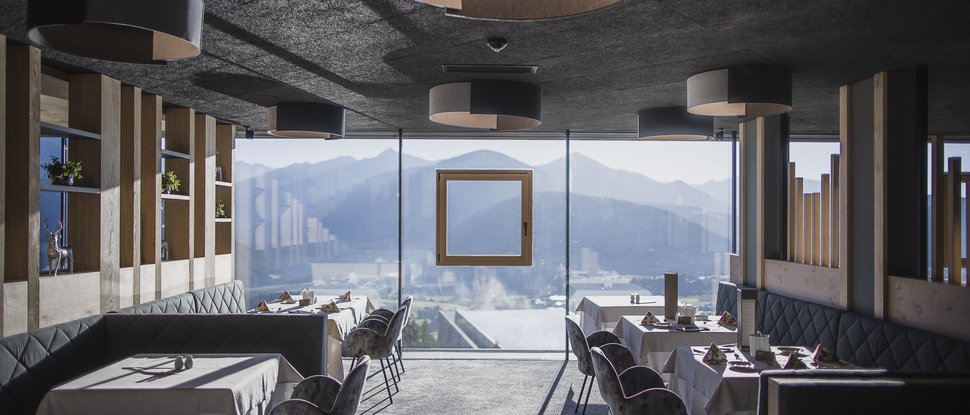Ultime novità e storie da Valdaora Ristorante moderno con vista sulle montagne tramite grandi finestre