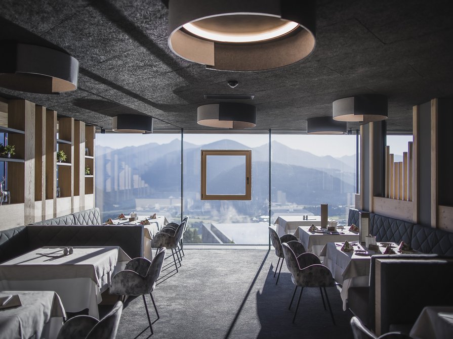 Il nostro hotel a Valdaora tra cielo e terra Ristorante moderno con vista sulle montagne tramite grandi finestre