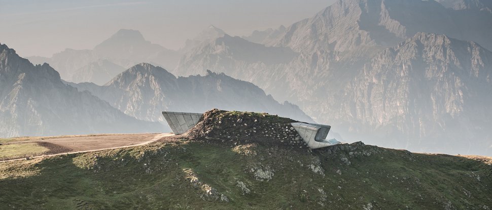 Ultime novità e storie da Valdaora Architettura moderna in cemento su una collina con montagne sullo sfondo